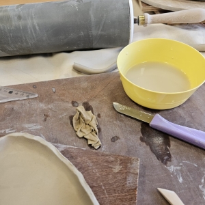 Uniek, handgemaakt Dybla serveerschaaltje van hoogwaardig steengoed, afgewerkt met glanzend, felkleurig glazuur en voorzien van een uniek nummer – perfect voor een moderne, stijlvolle tafelpresentatie